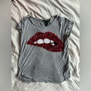 H&M Grey Graphic T-Shirt Red Sequin Lips Graphic Tee Short Sleeve Casual  Size S